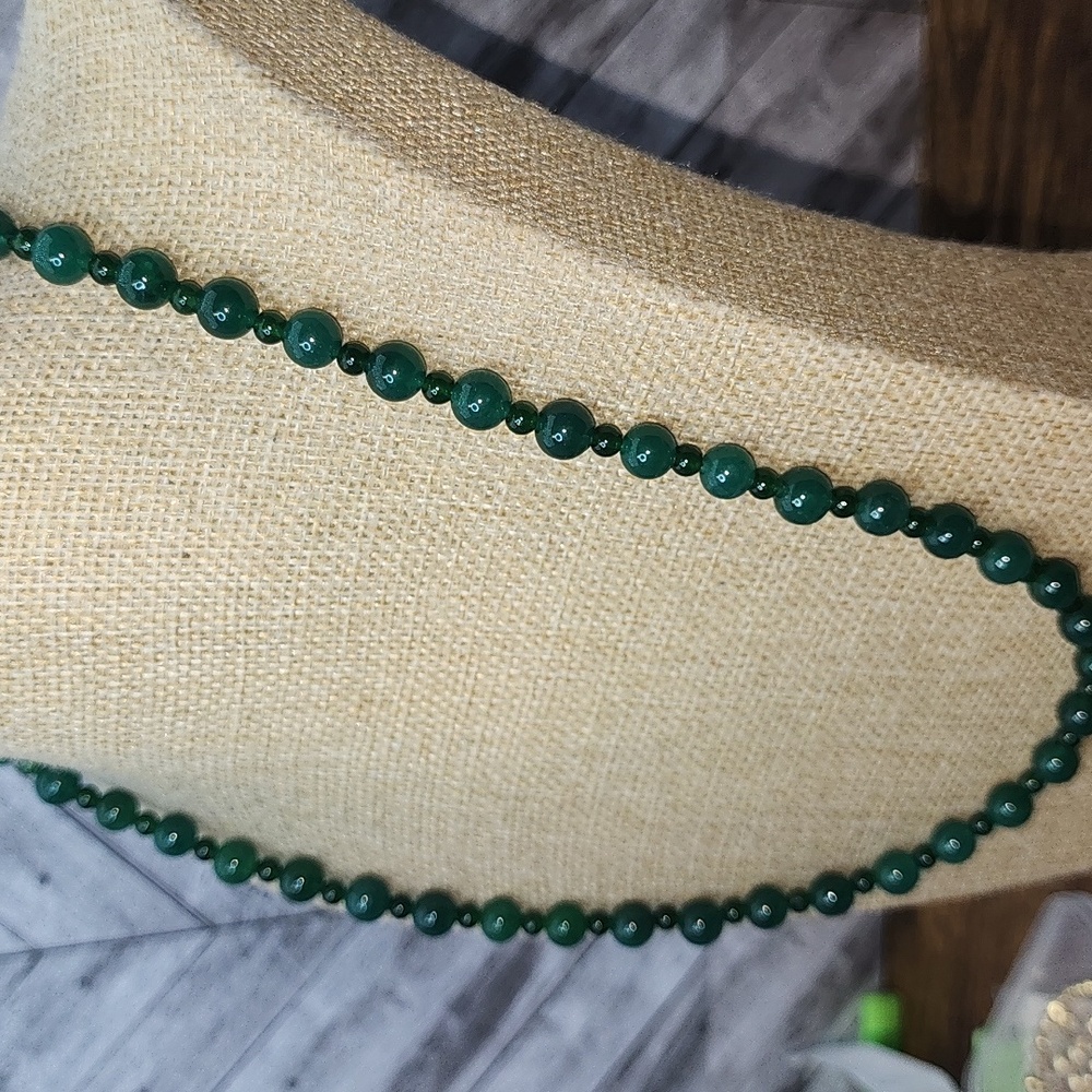 Emerald green gemstone beaded 22-inch necklace, 8/5 mm. - Picture 7 of 8